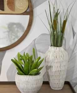 Cache-pot en polyrésine décoré de motifs géométriques et linéaires blanc et doré