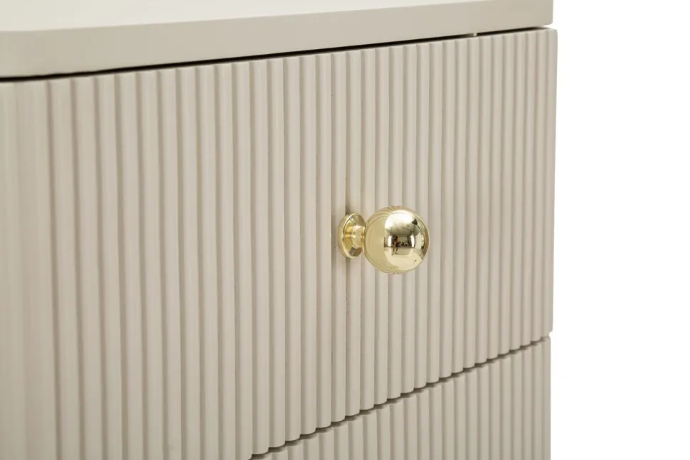 Commode Shy avec 4 tiroirs en bois et pieds en métal beiges