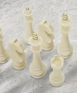 Ensemble d'échecs en polyrésine tons clairs et détails dorés
