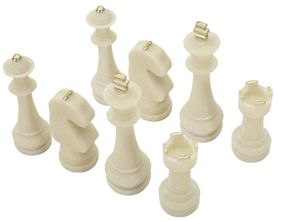 Ensemble d'échecs en polyrésine tons clairs et détails dorés