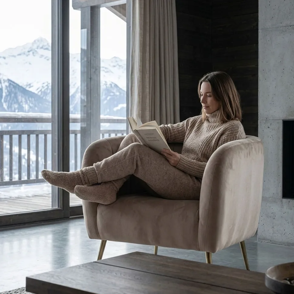 Fauteuil moderne Bombaro pieds métal doré et Velours Taupe