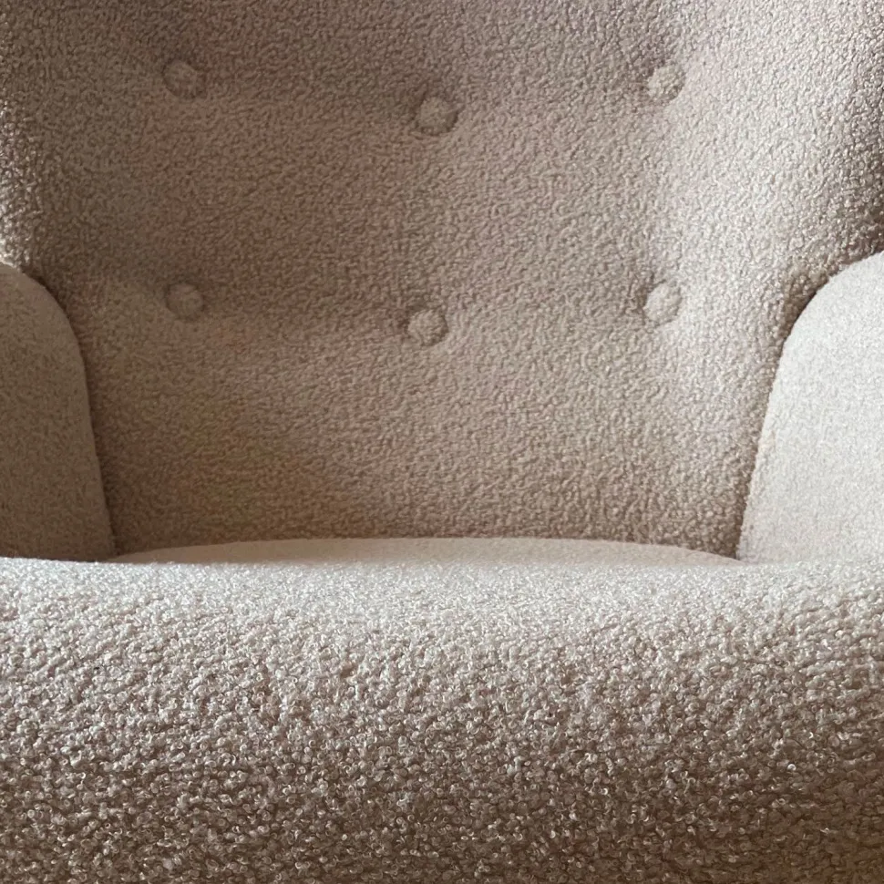 Fauteuil scandinave + pouf Lylou Tissu bouclette lainée Crème