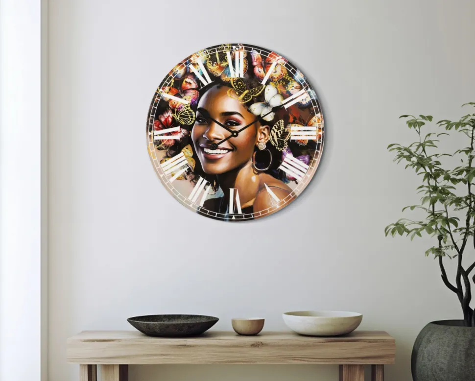 Horloge murale Kourt M.D.F motif femme et papillons colorés