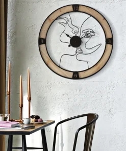 Horloge murale ronde en bois et fer avec visages stylisés