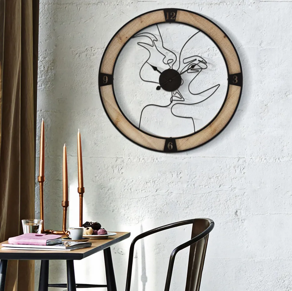 Horloge murale ronde en bois et fer avec visages stylisés