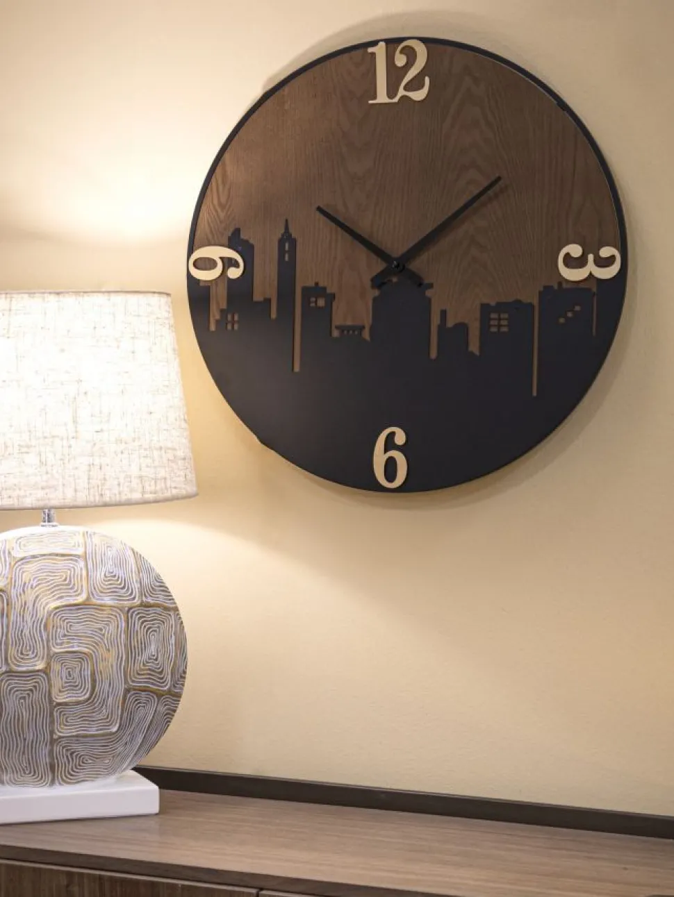 Horloge murale ronde métal et bois ligne d'horizon chiffres dorés