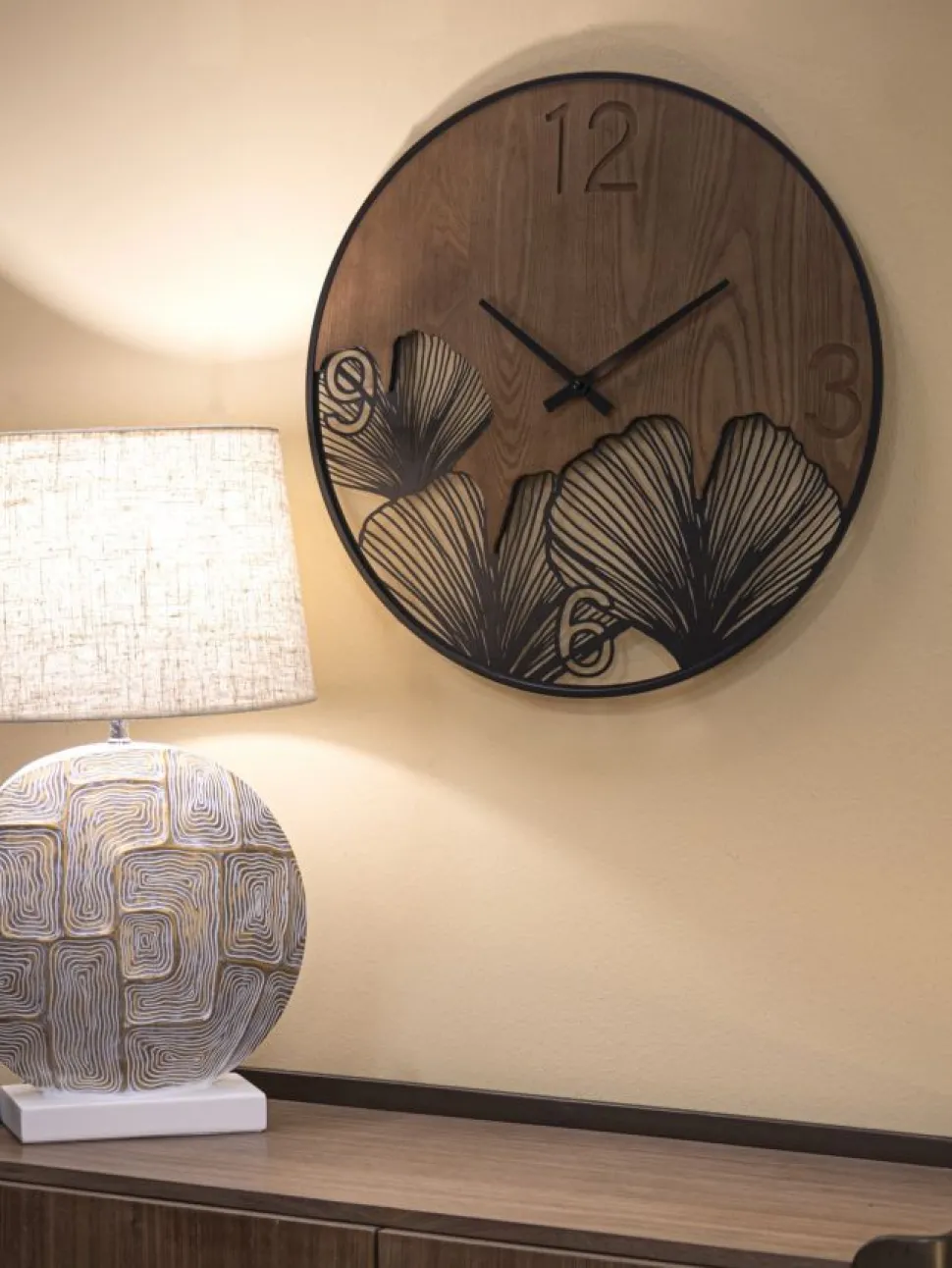 Horloge murale ronde métal et MDF noir et marron décor feuilles