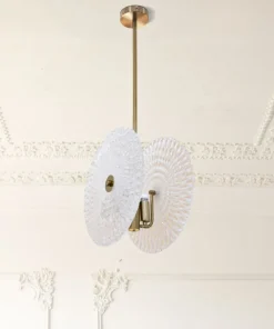Lampe de plafond métal doré abat-jours en verre décorés reliefs