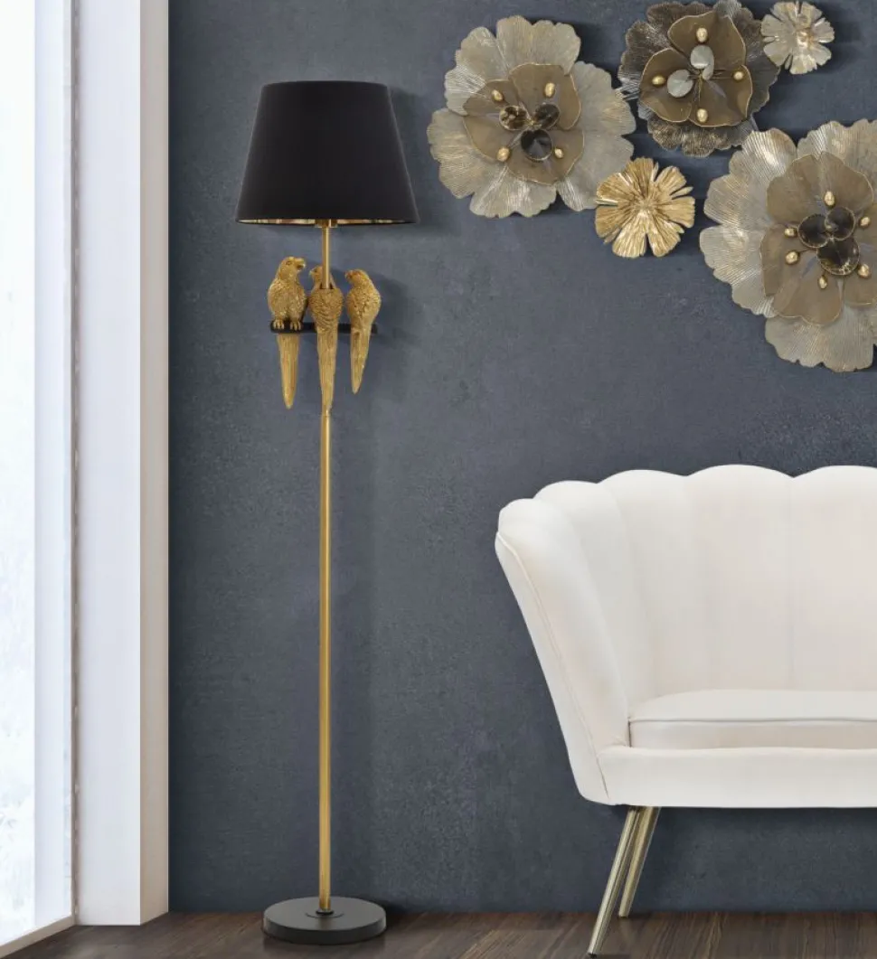 Lampe de sol dorée avec abat-jour en tissu noir et décor perroquets