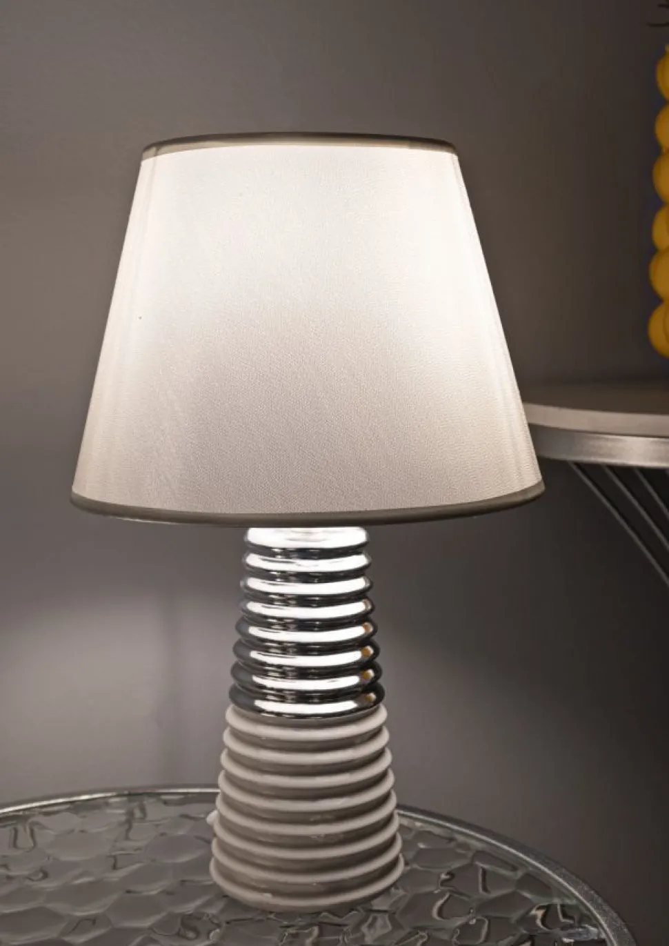 Lampe de table Candela céramique blanche abat-jour tissu argenté