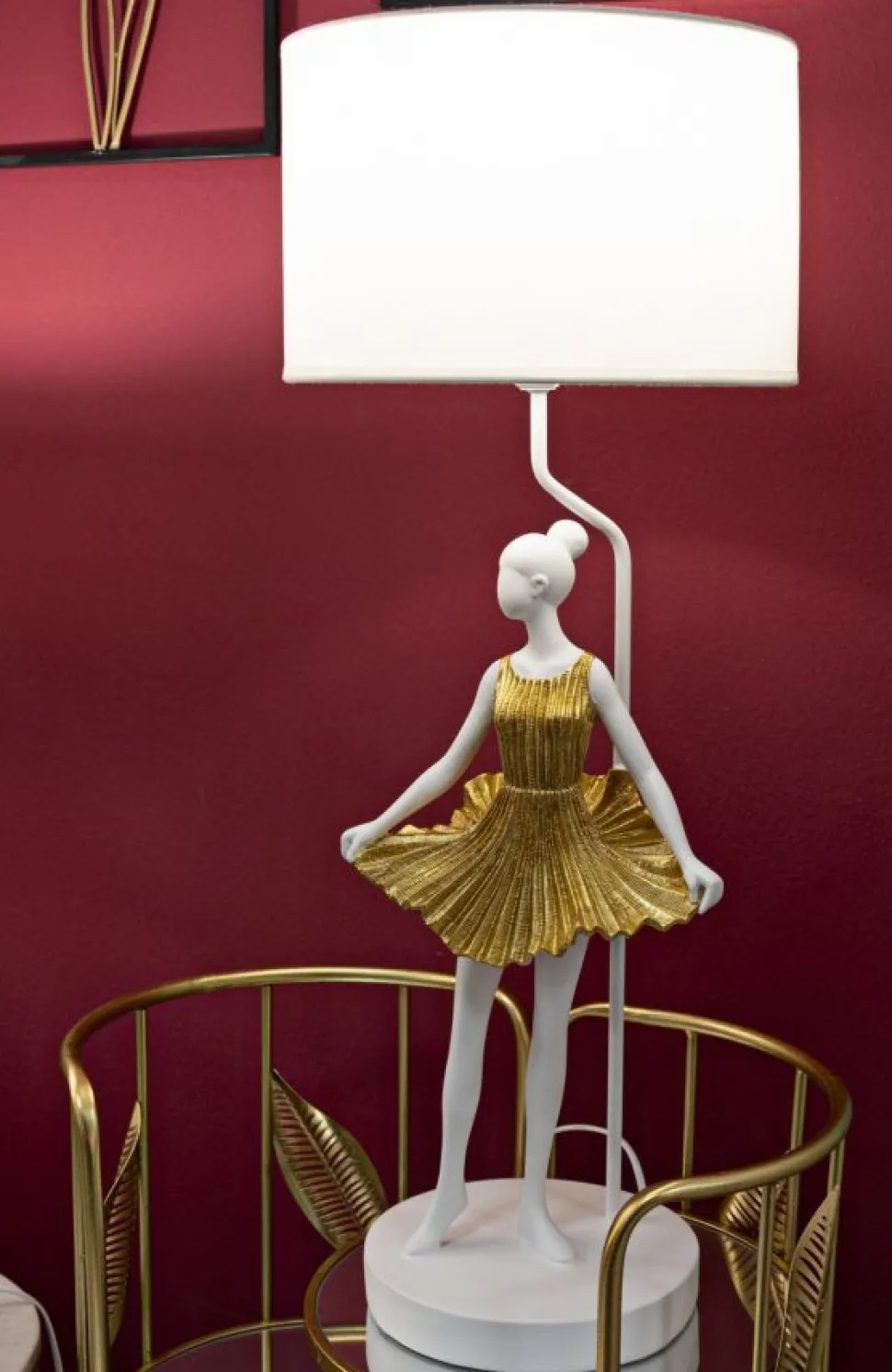 Lampe de table Dancer en métal et résine dorée abat-jour tissu blanc