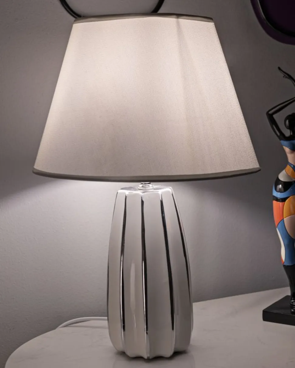 Lampe de table Emmi céramique blanche abat-jour tissu argenté