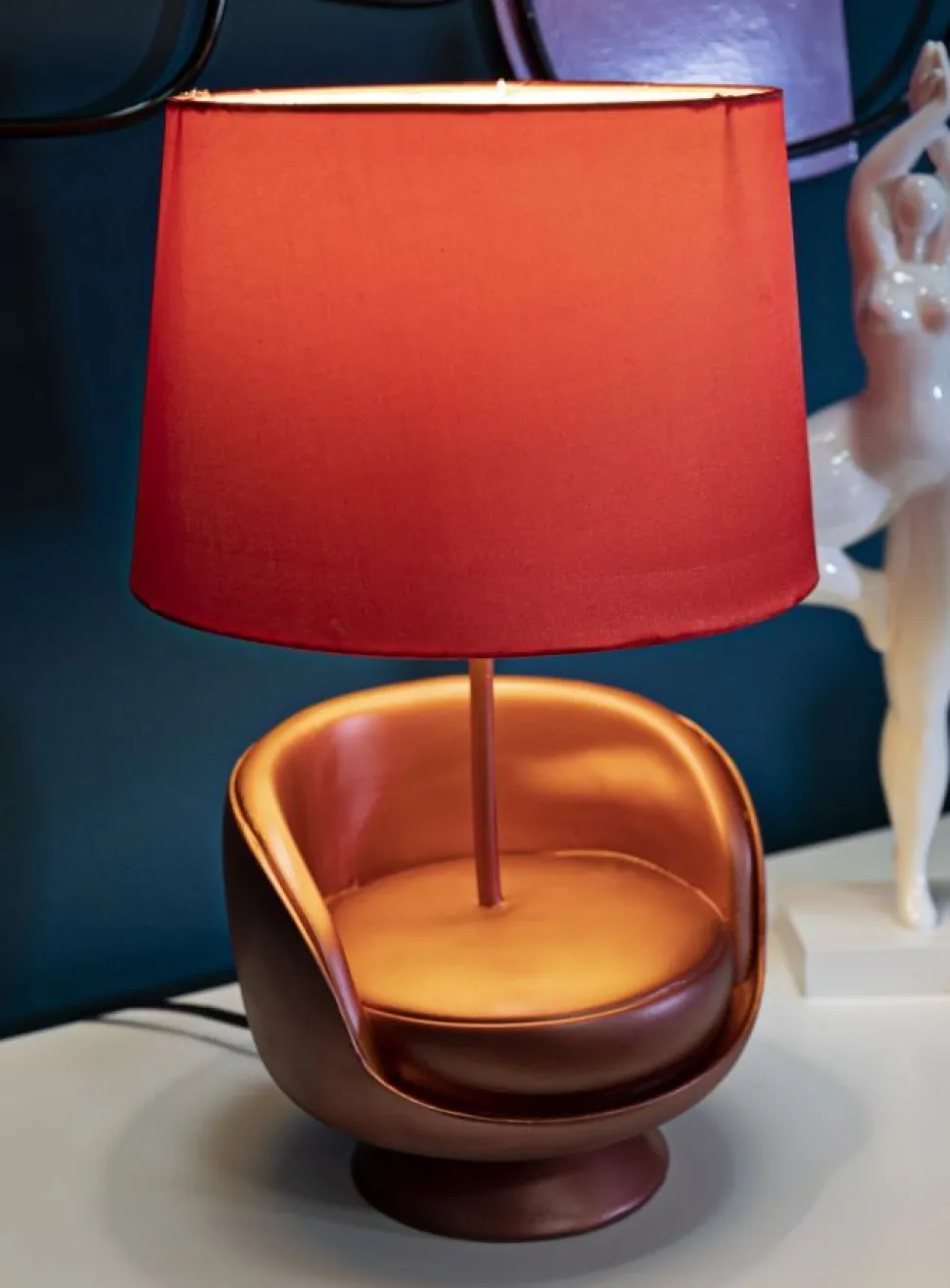 Lampe de table en résine rouge abat-jour tissu rouge