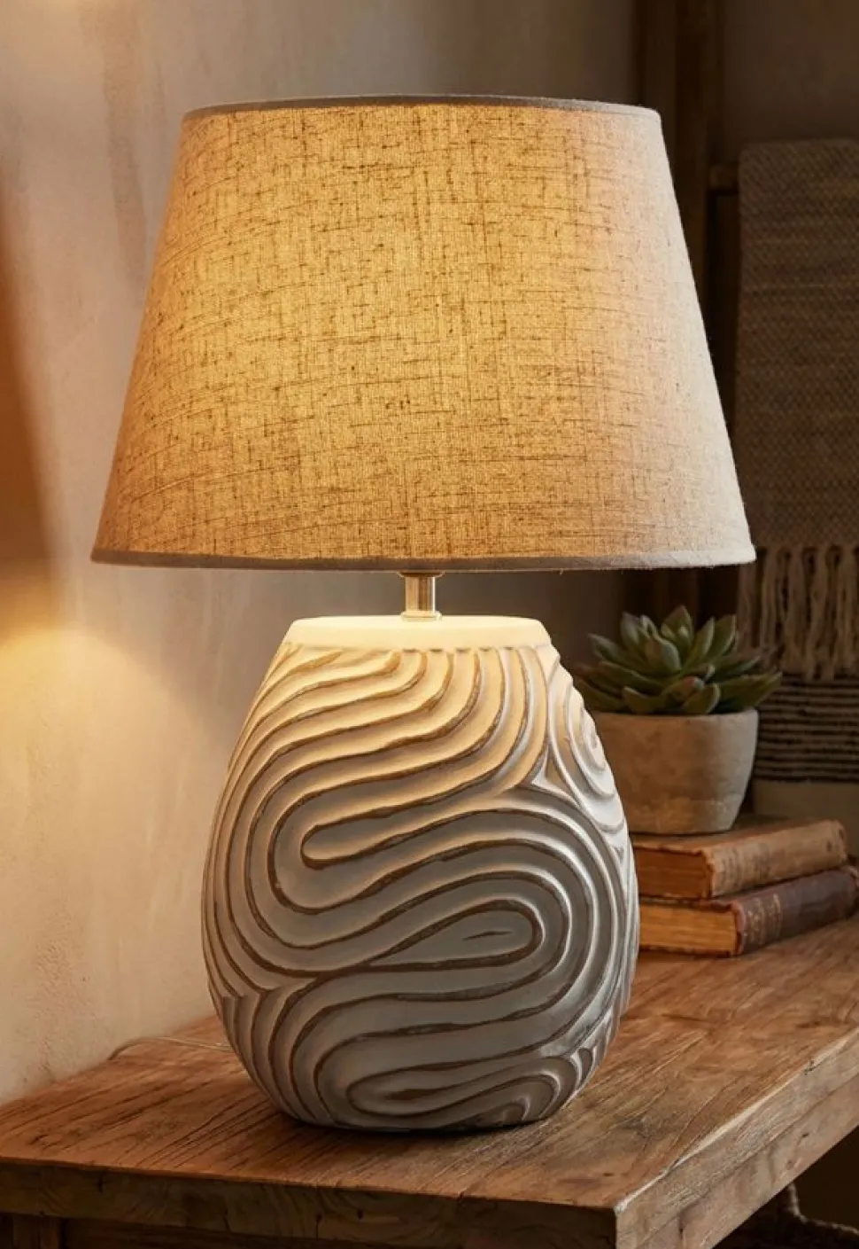 Lampe de table Oblix résine gravée blanche abat-jour tissu gris clair