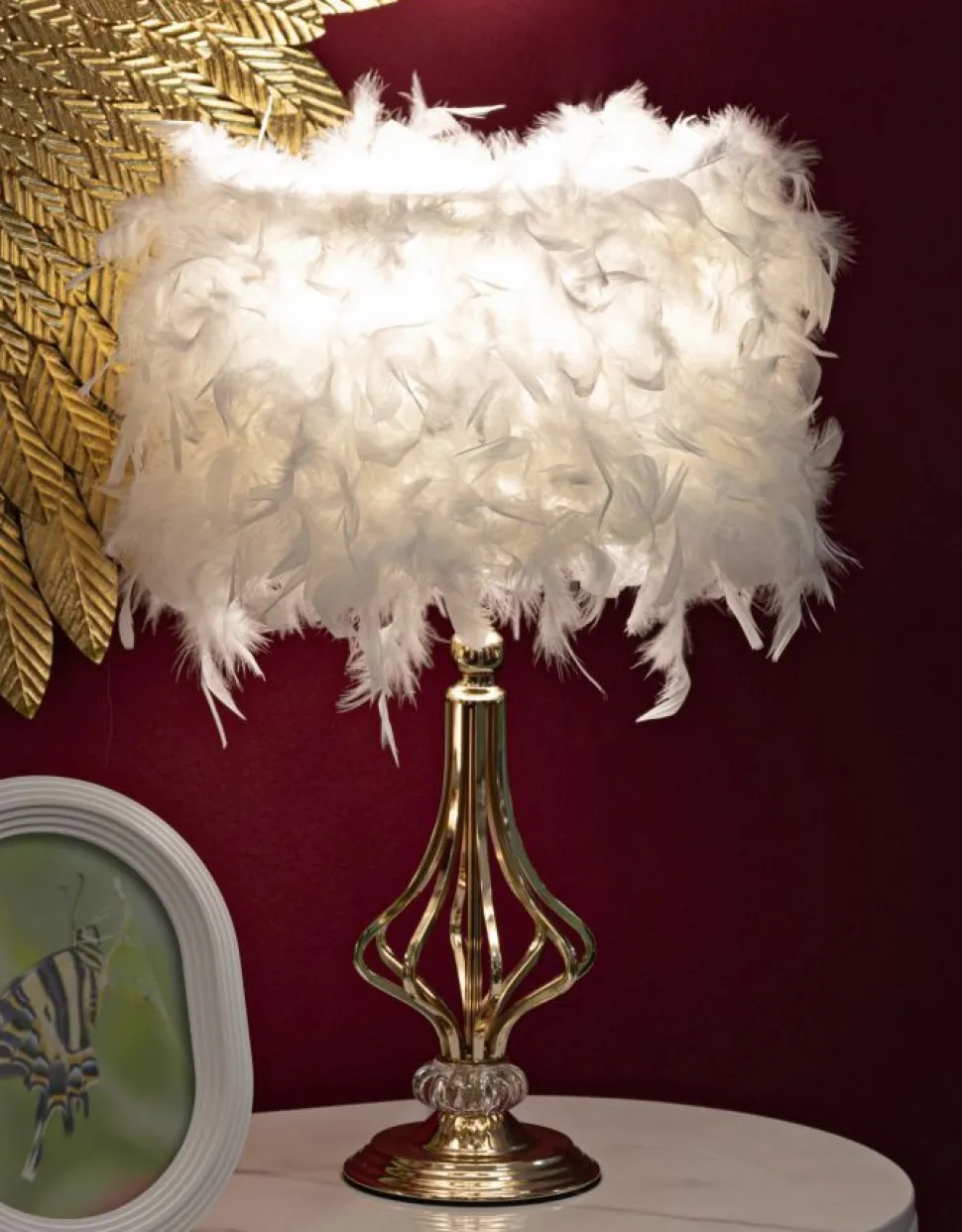 Lampe de table Tarty métal doré abat-jour plumes synthétiques blanches