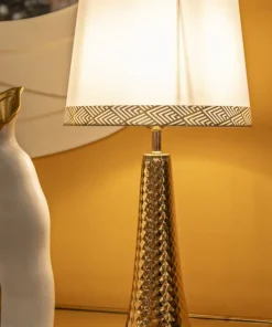 Lampe de table Tower dorée abat-jour blanc