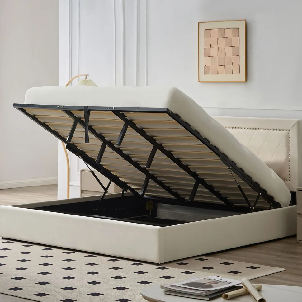 Lit coffre Sandiego avec sommier relevable 180x200cm et tête de lit cloutée Velours Beige clair