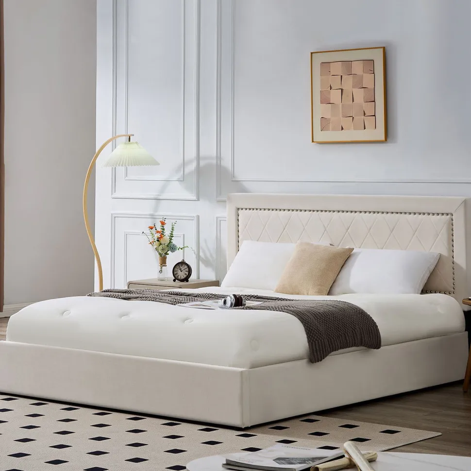 Lit coffre Sandiego avec sommier relevable 180x200cm et tête de lit cloutée Velours Beige clair