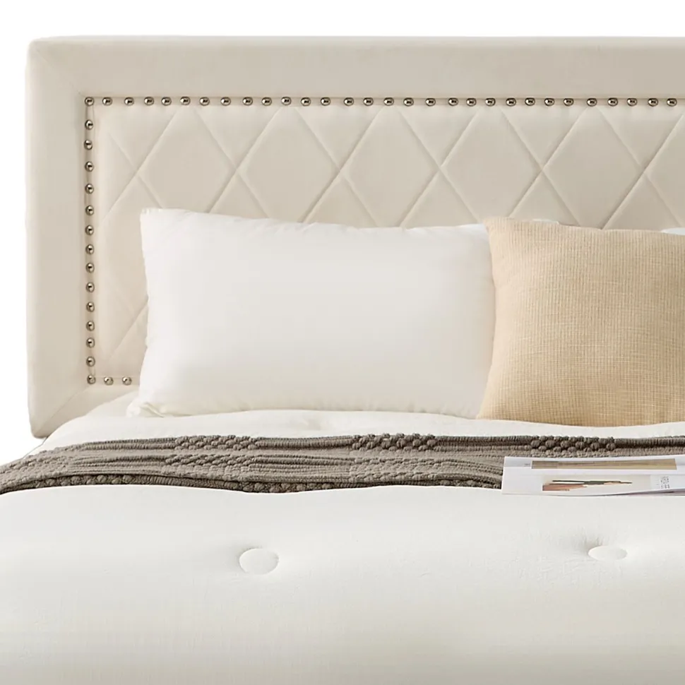 Lit coffre Sandiego avec sommier relevable 180x200cm et tête de lit cloutée Velours Beige clair