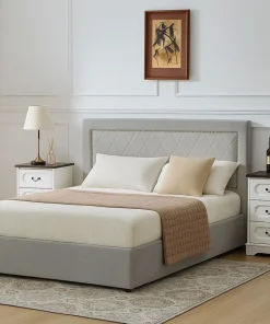 Lit coffre Sandiego avec sommier relevable 140x200cm et tête de lit cloutée Velours Gris clair