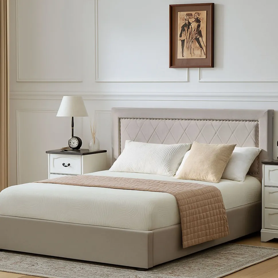 Lit coffre Sandiego avec sommier relevable 140x200cm et tête de lit cloutée Velours Taupe