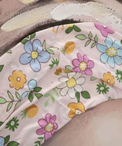 Peinture murale Naomi Bois massif avec applications en tissu multicolores
