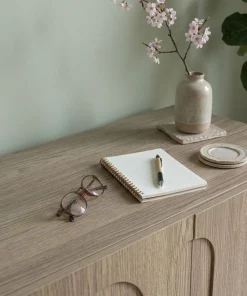Petit buffet rétro-moderne avec portes sculptées Durand L80cm Chêne grisé
