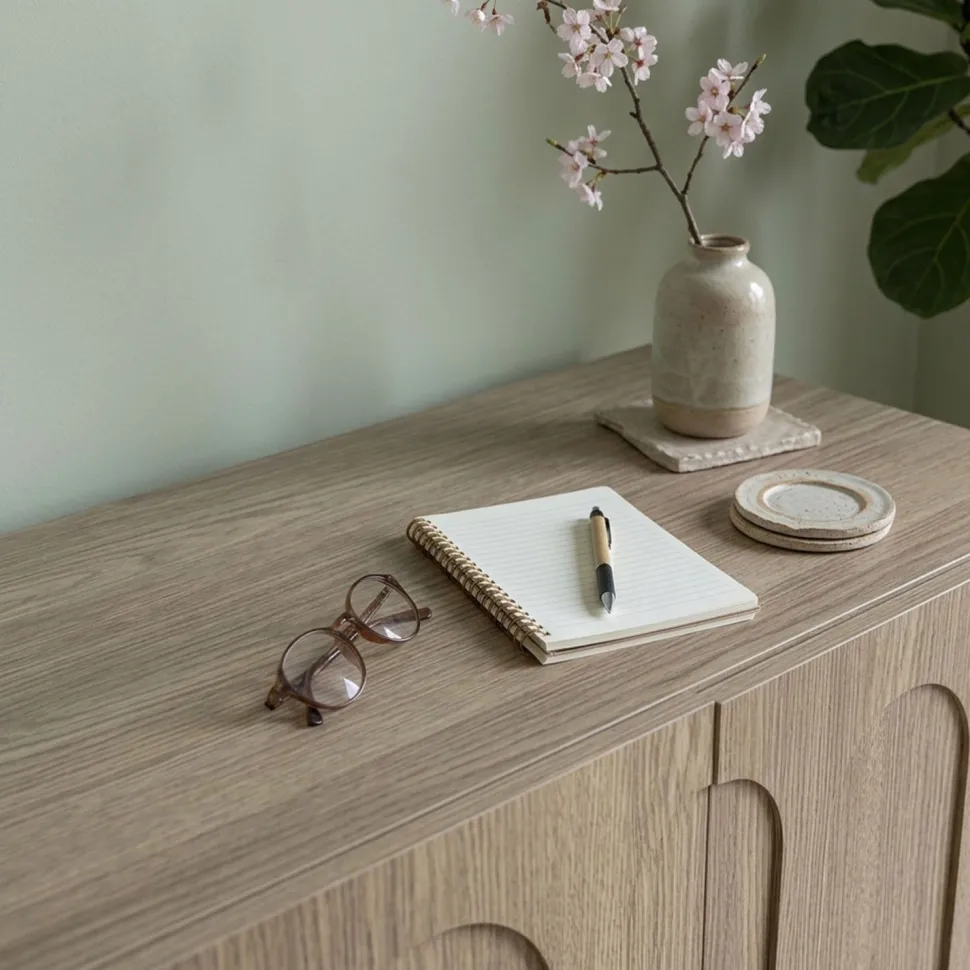 Petit buffet rétro-moderne avec portes sculptées Durand L80cm Chêne grisé