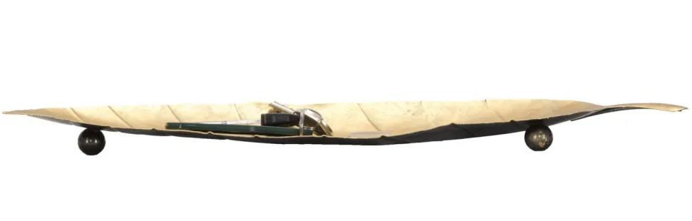 Plateau en métal doré forme feuille