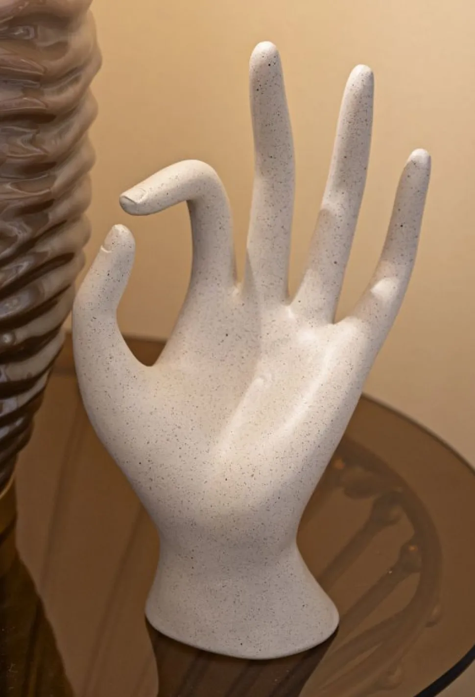 Sculpture main OK Stons finition minérale beige