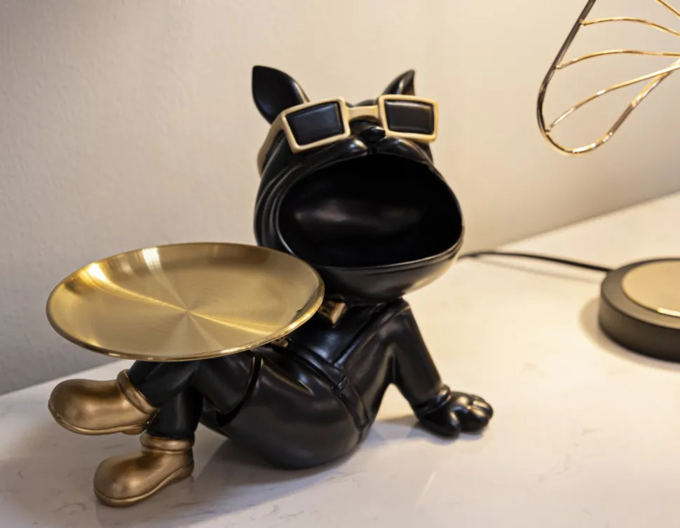 Statuette chien en polyrésine et métal noir avec plateau doré