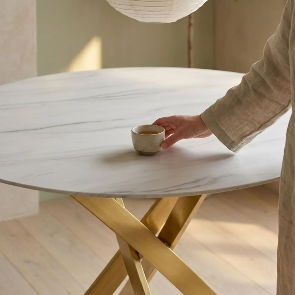 Table ronde Corix Verre effet Marbre Blanc et pieds Or