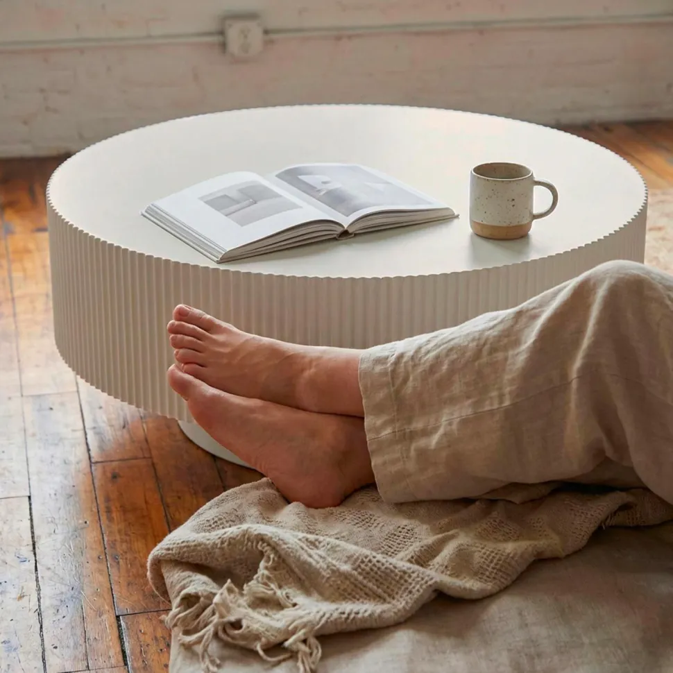 Table ronde L78,5cm avec rainures verticales sculptées Pulsar Blanc cassé