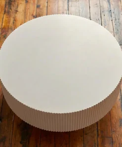Table ronde L78,5cm avec rainures verticales sculptées Pulsar Blanc cassé