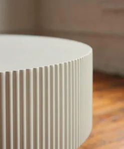 Table ronde L78,5cm avec rainures verticales sculptées Pulsar Blanc cassé
