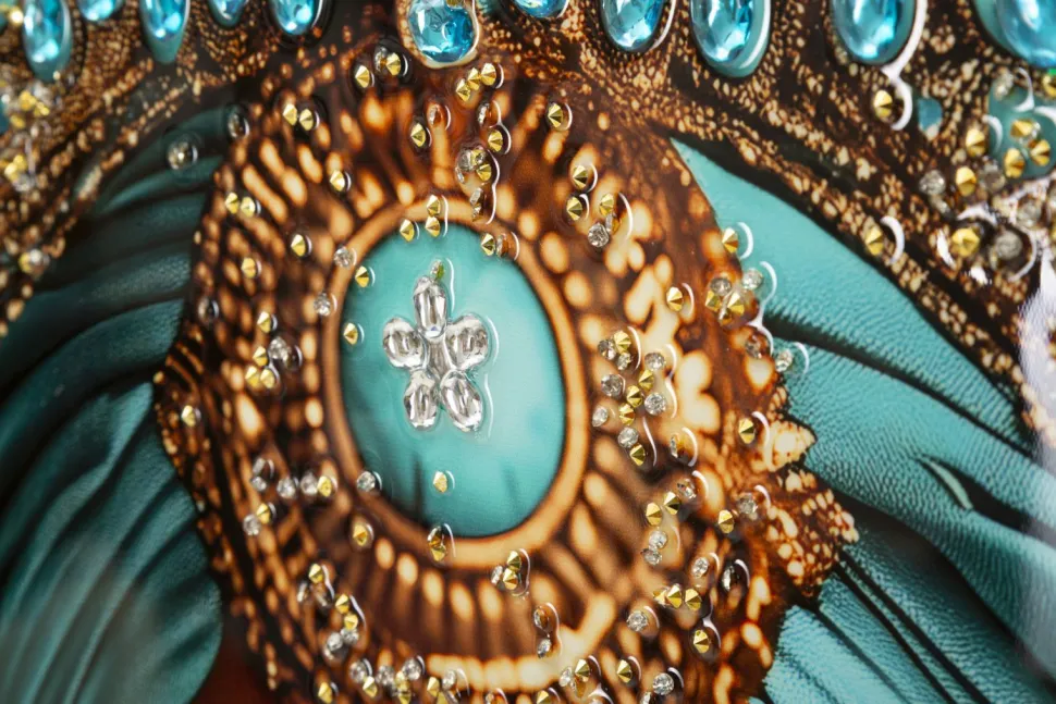 Toile laquée Maya visage exotique turquoise avec cadre