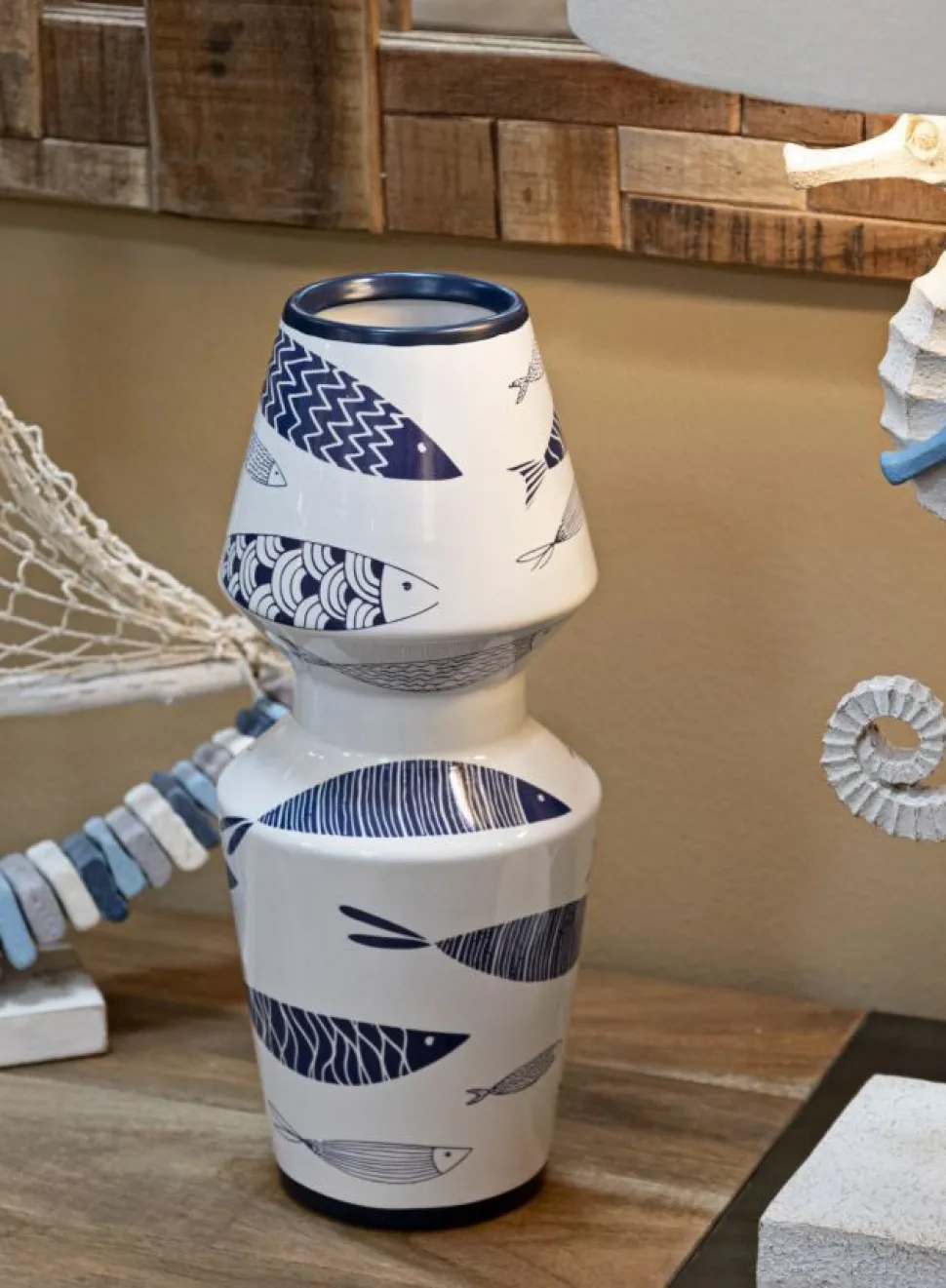 Vase céramique blanche décoré poissons motifs bleus
