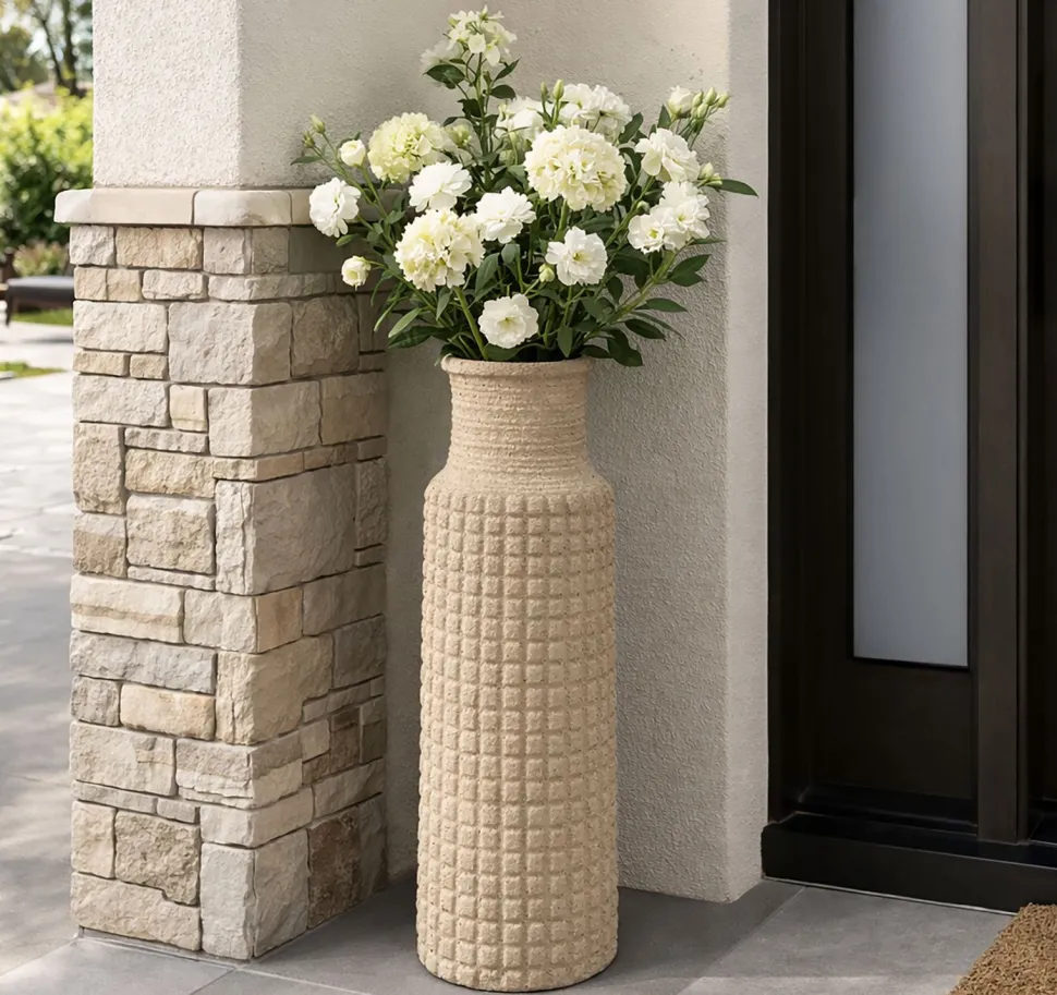 Vase d'extérieur sablé en pierre naturelle