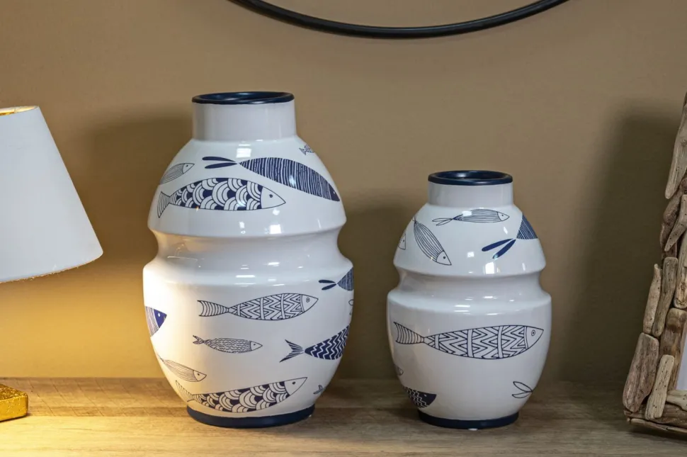 Vase en céramique blanche décoré de motifs de poissons et bleu