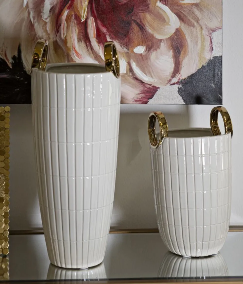 Vase en céramique blanche avec anneaux dorés