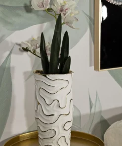 Vase en céramique blanche avec lignes dorées
