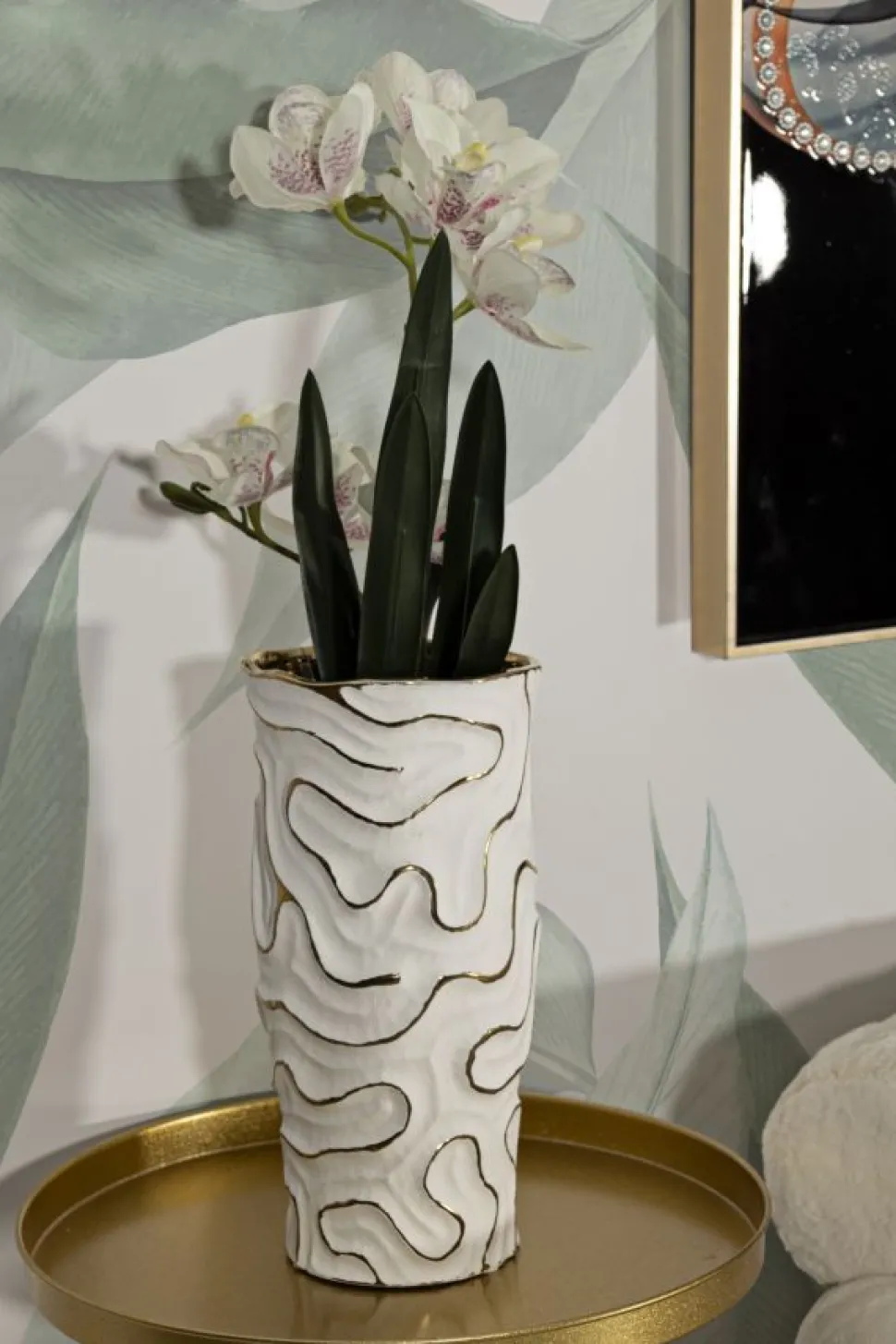 Vase en céramique blanche avec lignes dorées