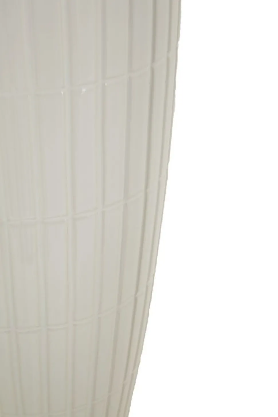 Vase en céramique blanche avec anneaux dorés