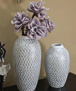 Vase en polyrésine blanc et or décoré sculptures médiévales