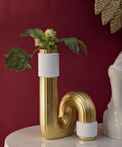 Vase en polyrésine dorée et blanche