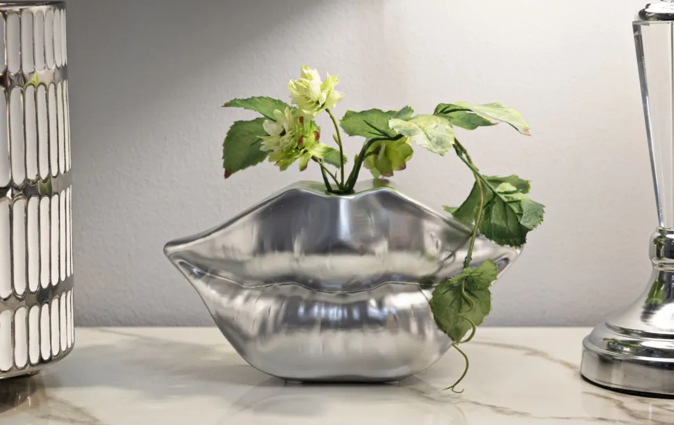 Vase en résine argentée Lips