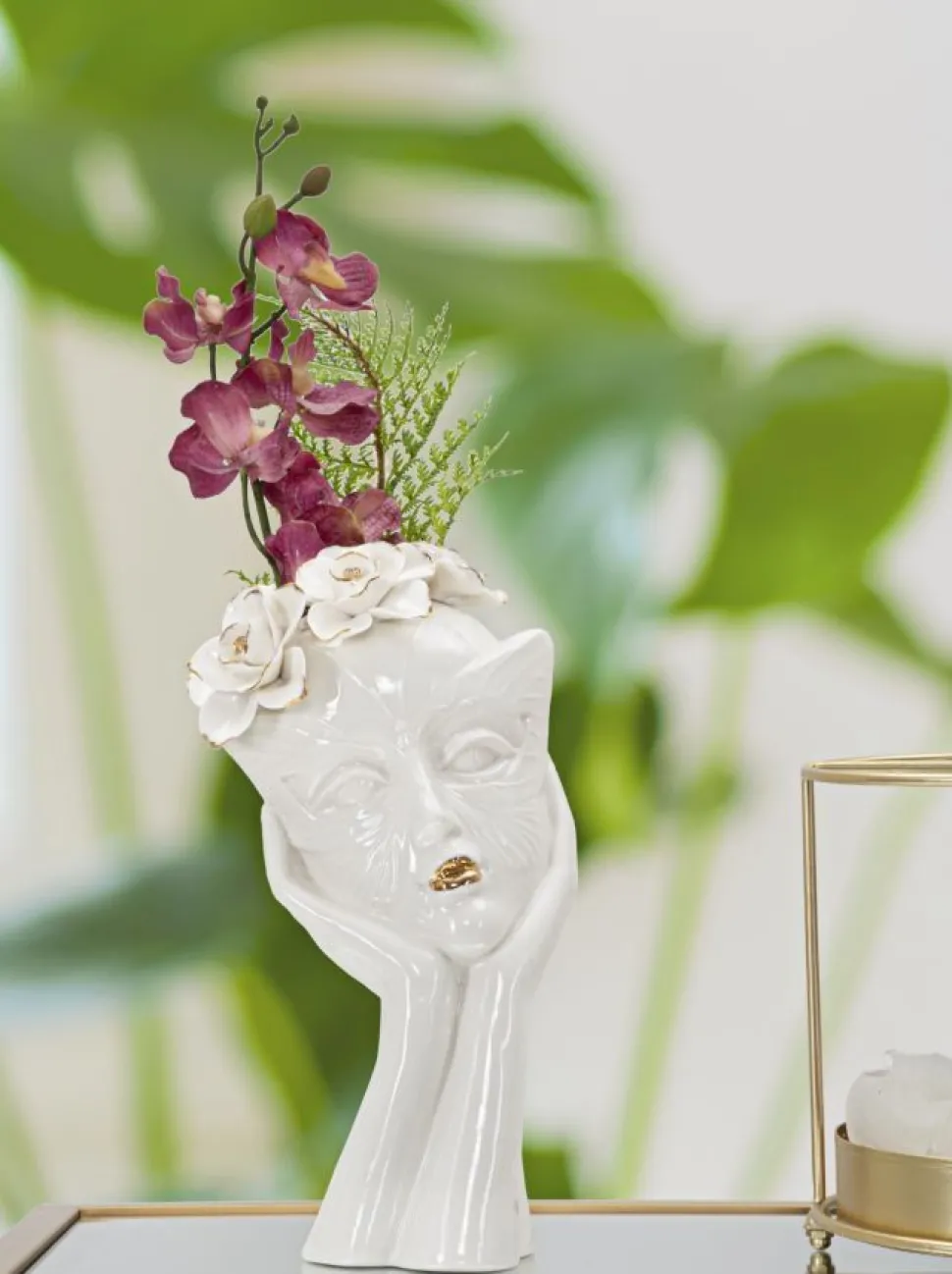 Vase féminin en porcelaine décoré d'une couronne de fleurs blanc et or