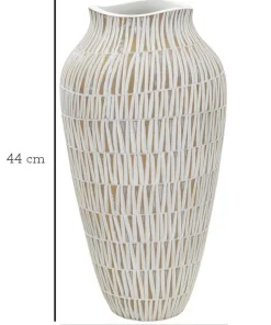Vase polyrésine blanc décoré de sculptures géométriques et linéaires dorées