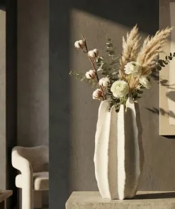 Vase sculptural en résine polyester Beige