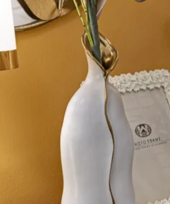 Vase sinueux en céramique blanche et détails dorés